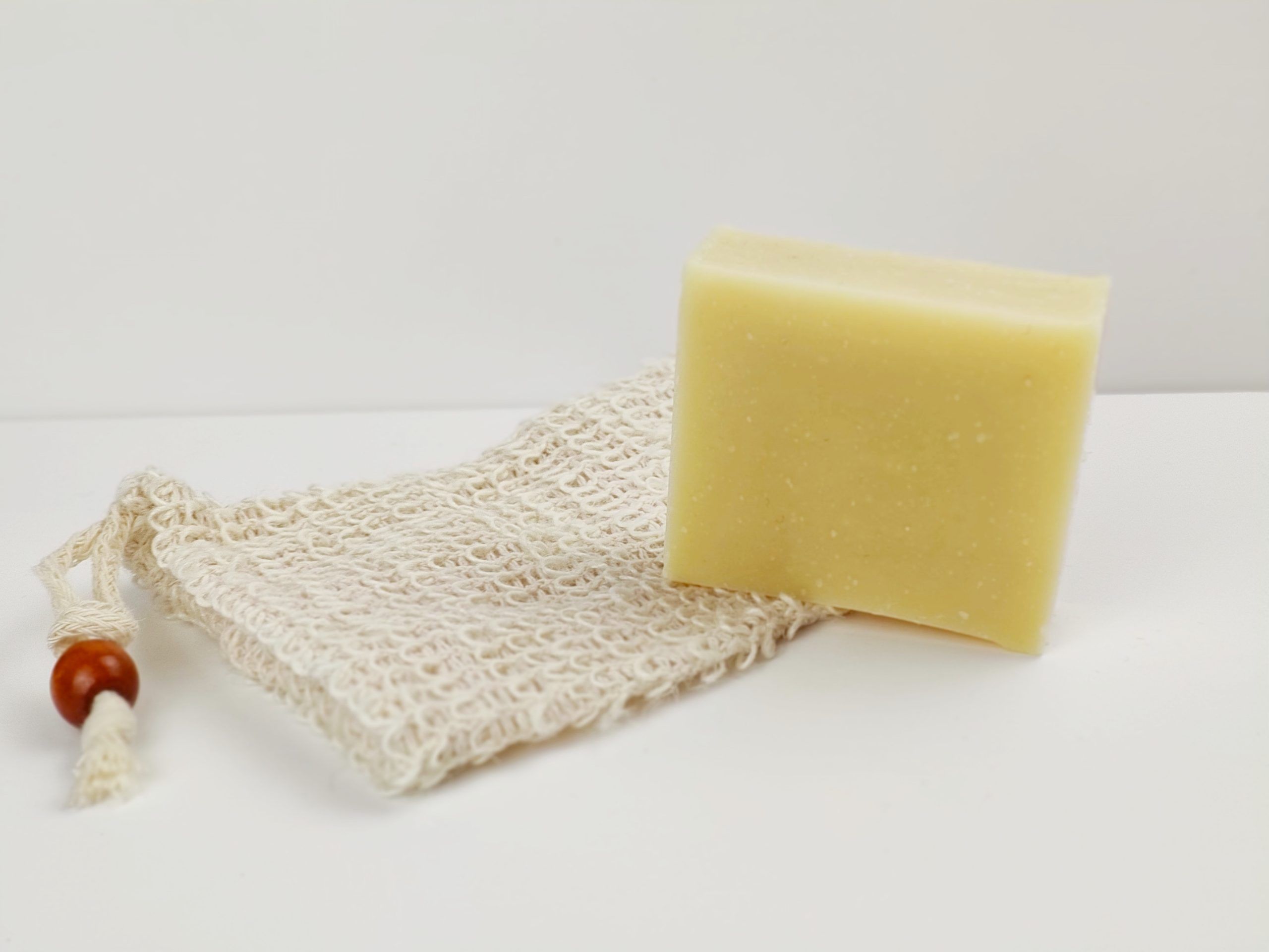 Jabón de caléndula e hipérico para pieles delicadas y atópicas