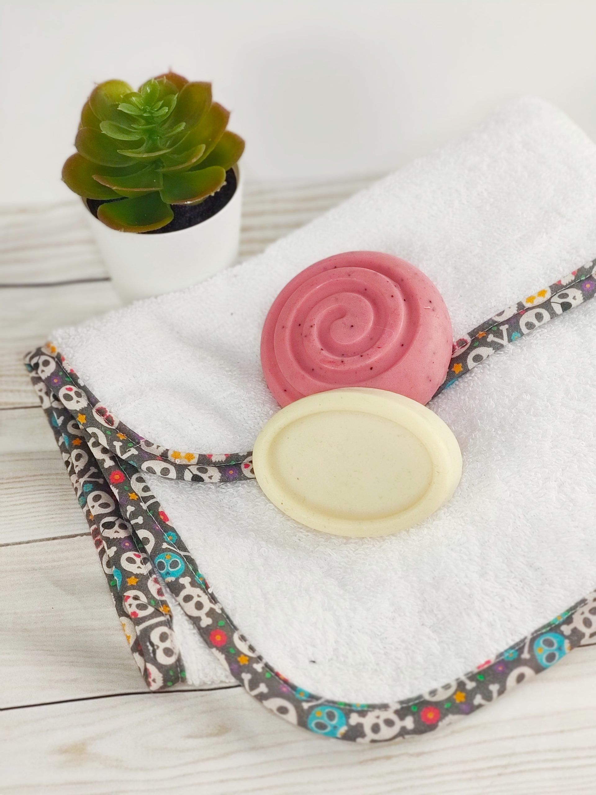 Toalla para la cara hecha a mano de calaveras Toalla para la cara hecha a mano de calaveras